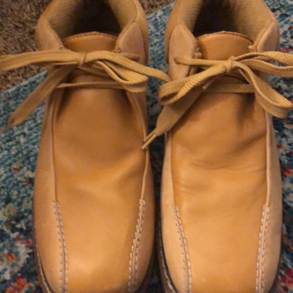 Rare retro Lugz. Mid boot/ shoe in camel color